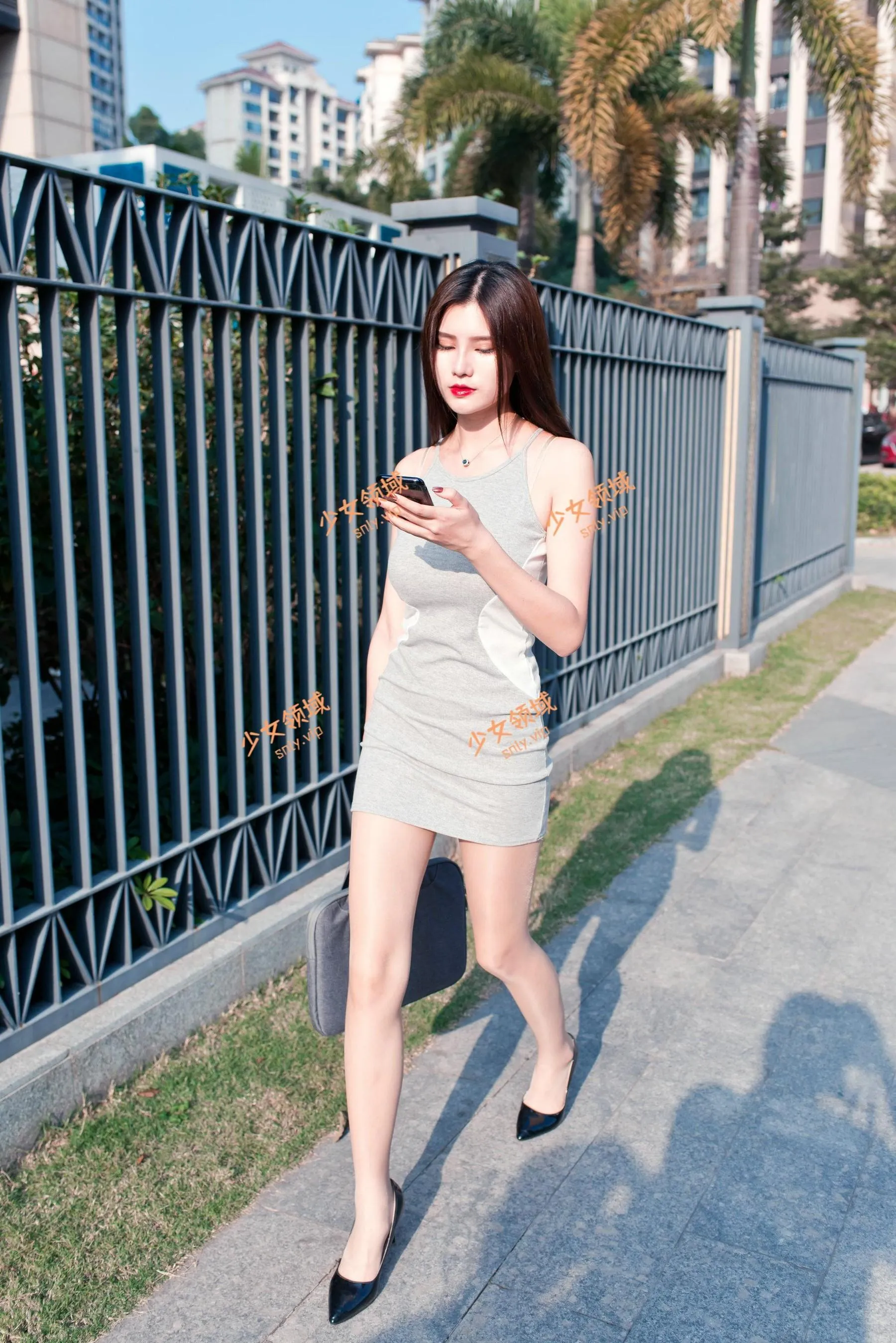 [魔镜街拍] NO.111 午后休闲的包臀灰裙极品薄丝OL美女婷婷 [432P]插图1